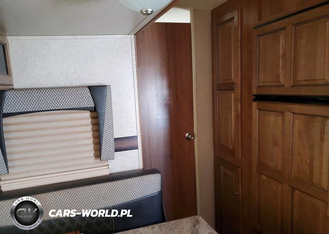 2017 Rockwood Ultra V Camper VIN:4X4TRLC22JZ150555 - 8