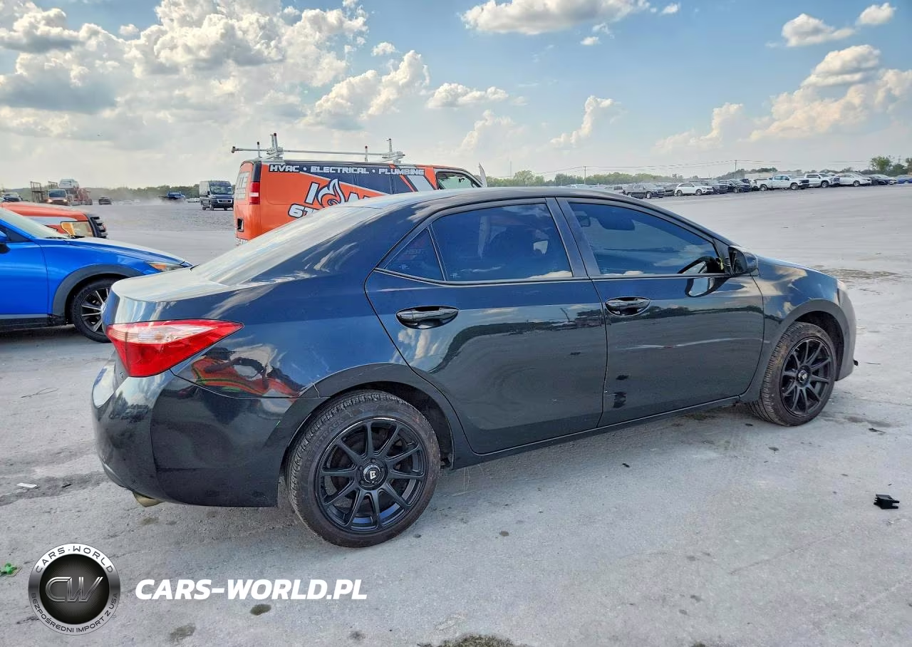 2018 Toyota Corolla Le VIN:5YFBURHE2JP811498 - 3