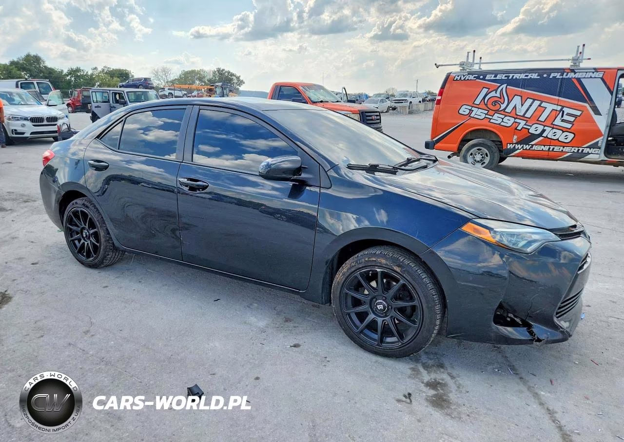 2018 Toyota Corolla Le VIN:5YFBURHE2JP811498 - 4