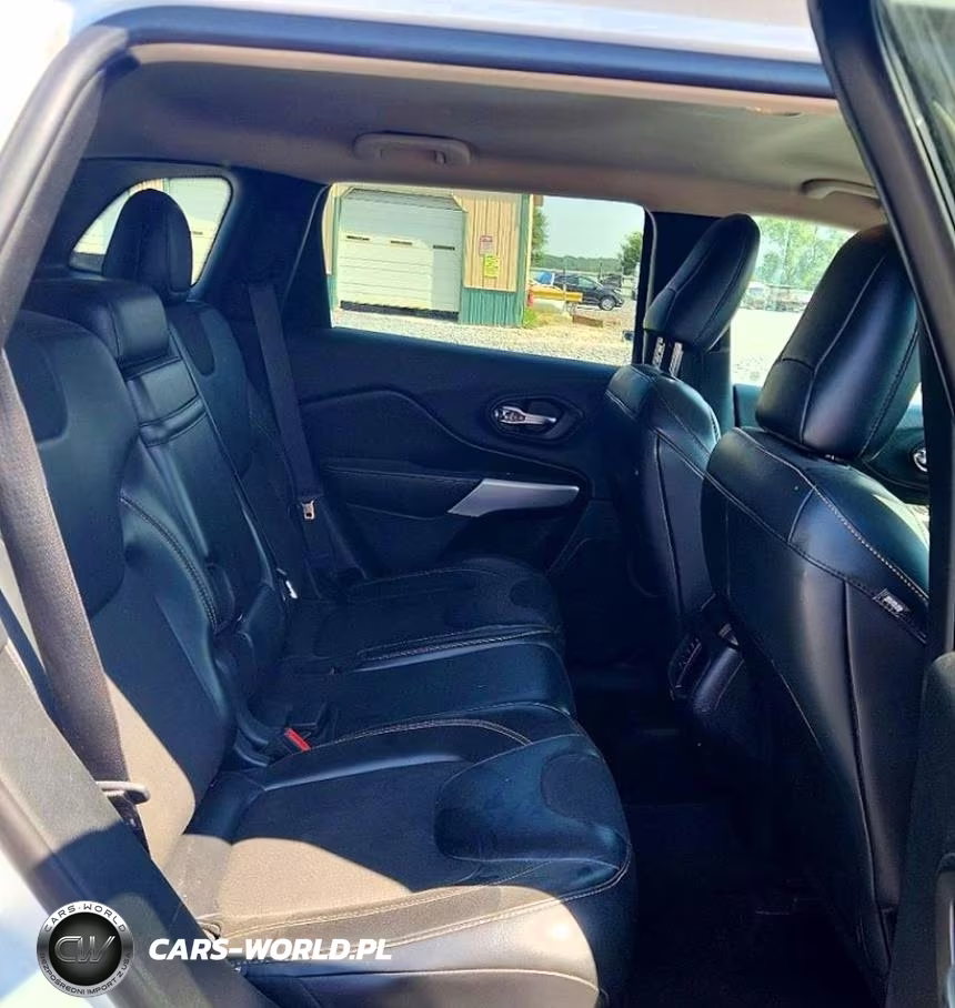 2018 Jeep Cherokee Latitude Plus VIN:1C4PJLLX2JD525089 - 10