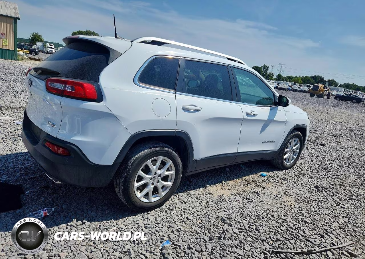 2018 Jeep Cherokee Latitude Plus VIN:1C4PJLLX2JD525089 - 3