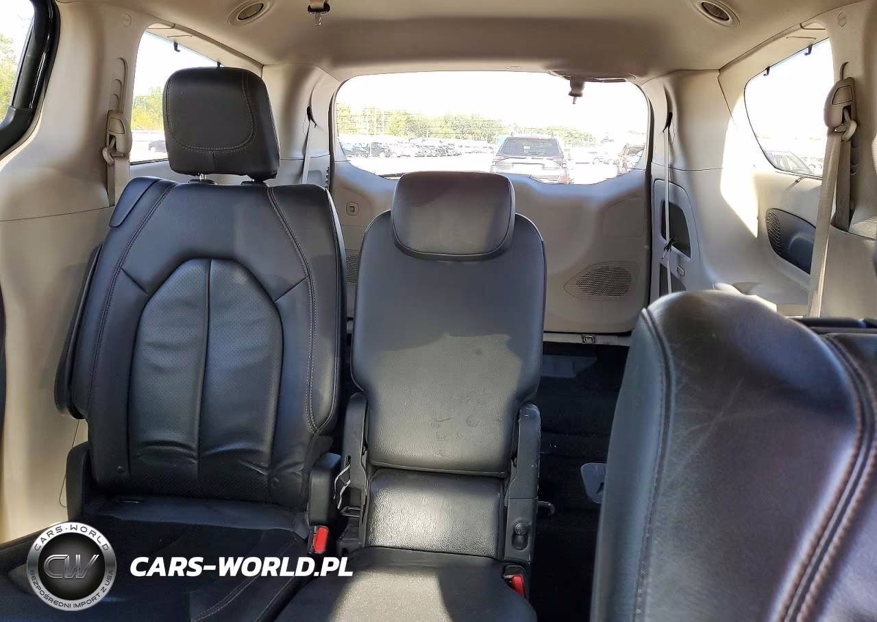 2018 Chrysler Pacifica Touring L Plus VIN:2C4RC1EG7JR227560 - 10