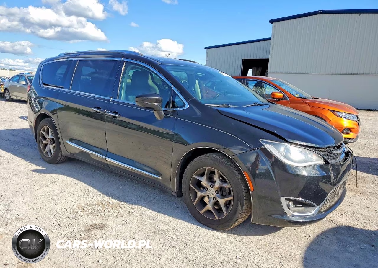 2018 Chrysler Pacifica Touring L Plus VIN:2C4RC1EG7JR227560 - 4