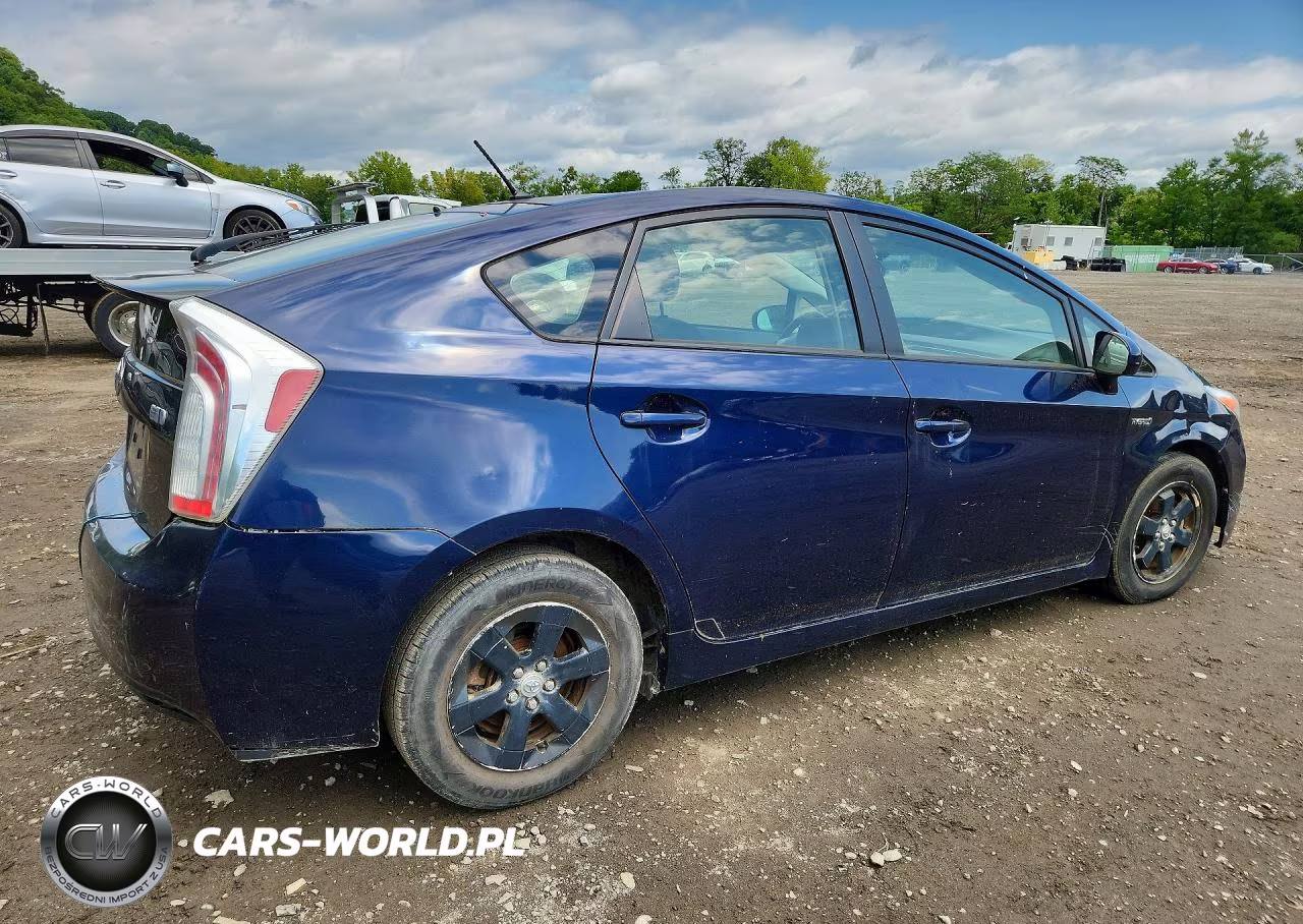 2015 Toyota Prius One VIN:JTDKN3DU8F0457222 - 3