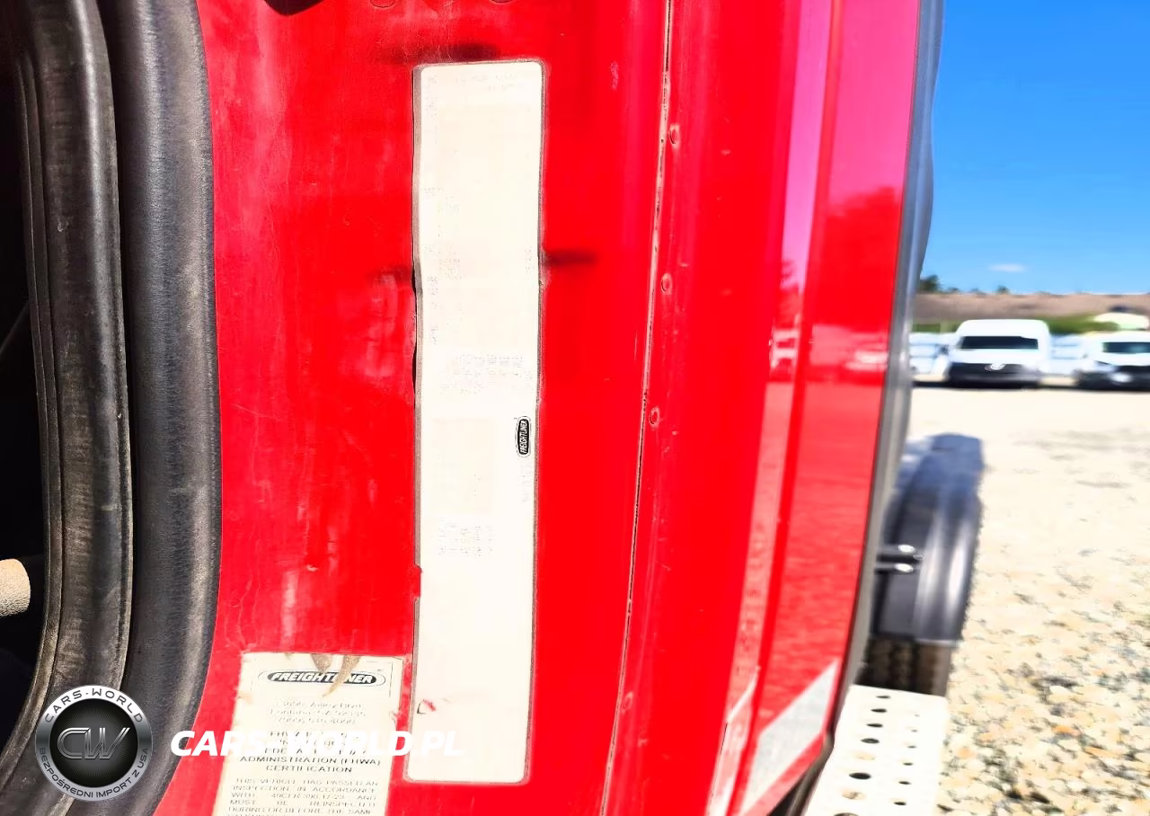 2014 Freightliner Cascadia Semi Truck VIN:3AKJGBDV8ESBY6698 - 11