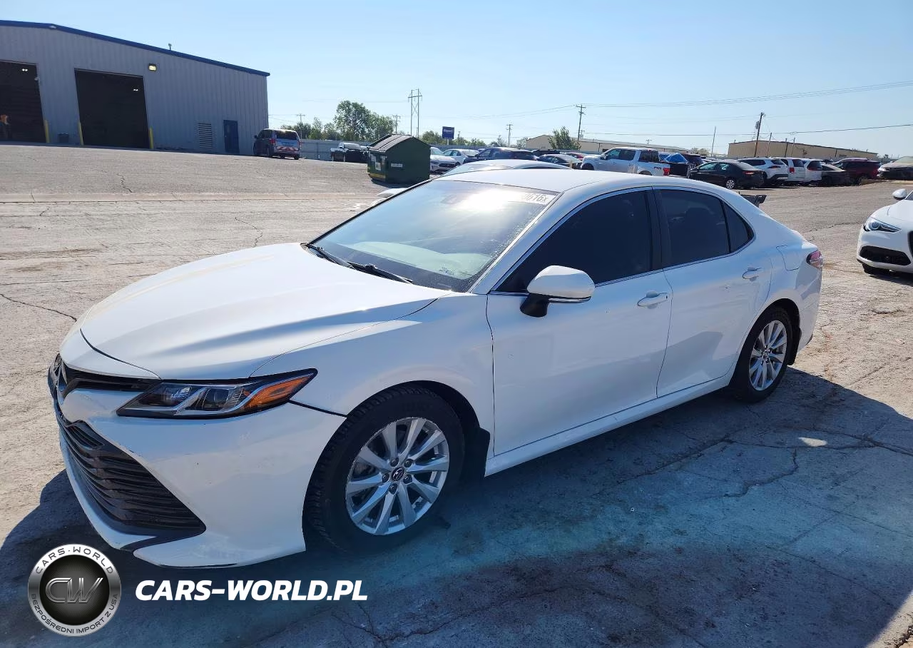 2018 Toyota Camry Le VIN:JTNB11HKXJ3004943 - 1