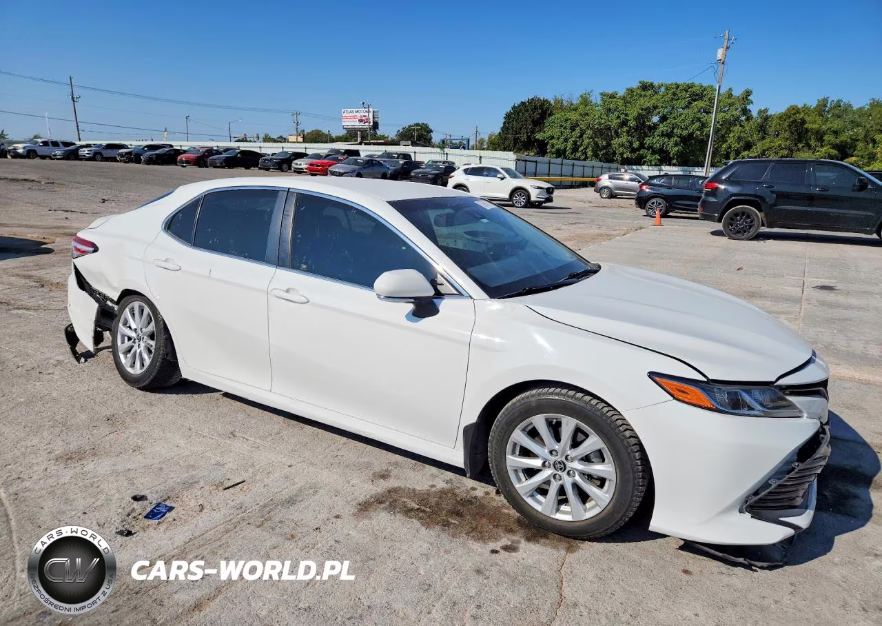 2018 Toyota Camry Le VIN:JTNB11HKXJ3004943 - 4