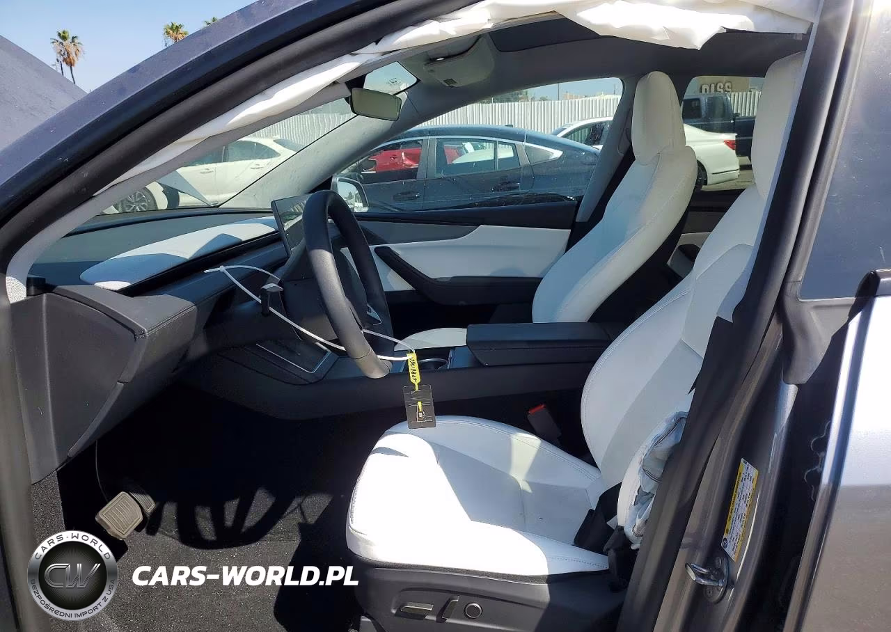 2026 Tesla Model Y VIN:7SAYGDEE9TF336586 - 7