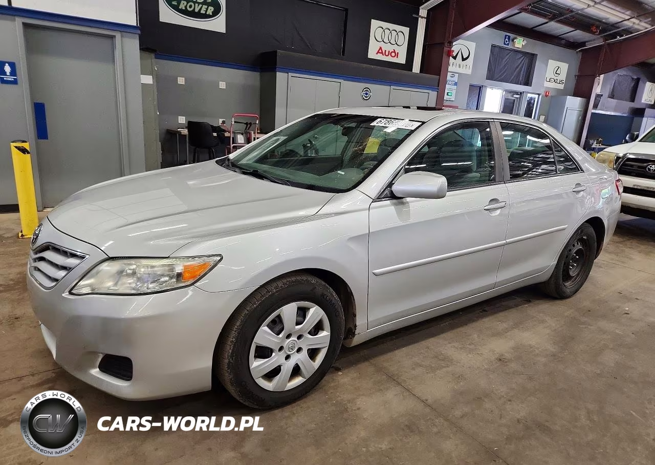 2010 Toyota Camry Le – zdjęcie 1 z 12