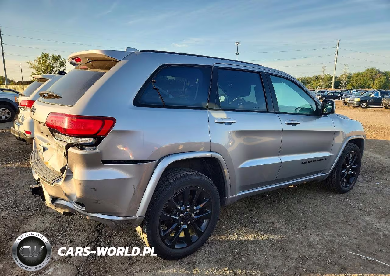 2017 Jeep Grand Cherokee Laredo VIN:1C4RJFAG3HC935669 - 3