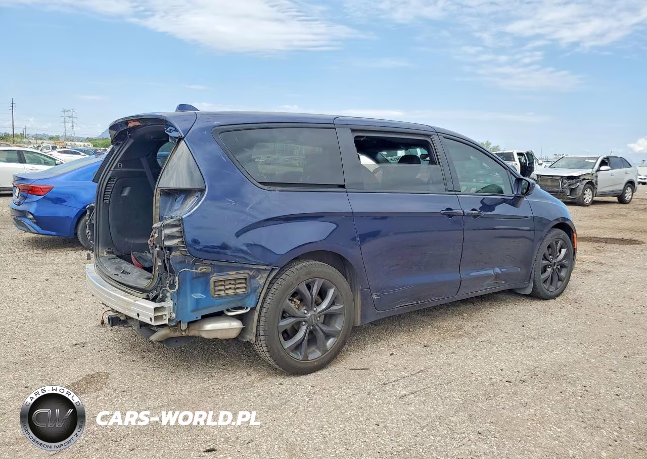 2020 Chrysler Pacifica Touring VIN:2C4RC1FG7LR241721 - 3