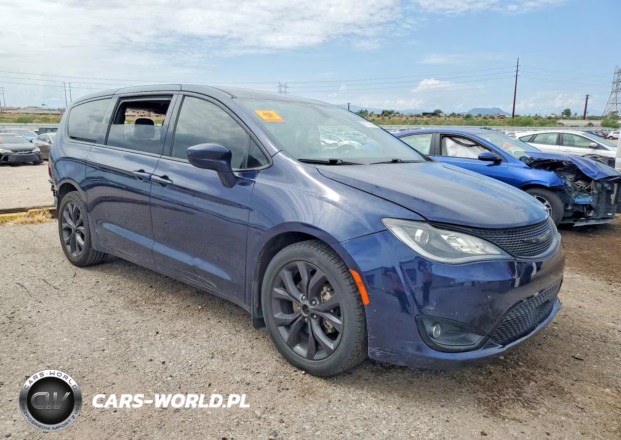 2020 Chrysler Pacifica Touring VIN:2C4RC1FG7LR241721 - 4