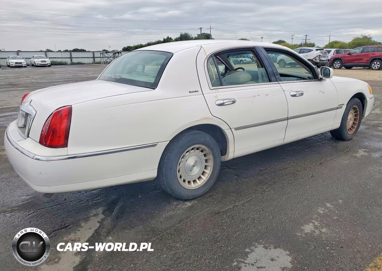1999 Lincoln Town Car Executive VIN:1LNHM81W9XY700101 - 3