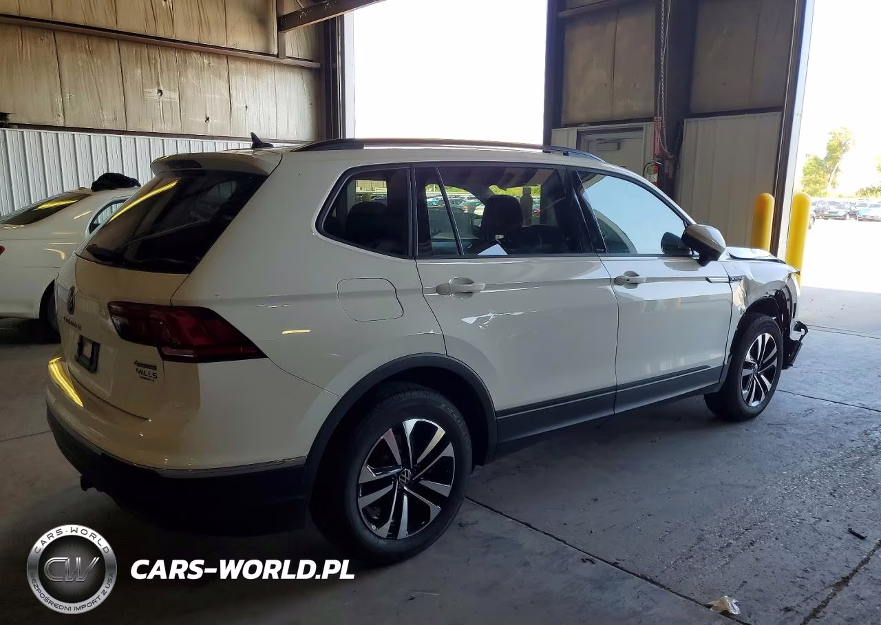 2016 Volkswagen Tiguan S VIN:3VVFB7AX3RM110125 - 3