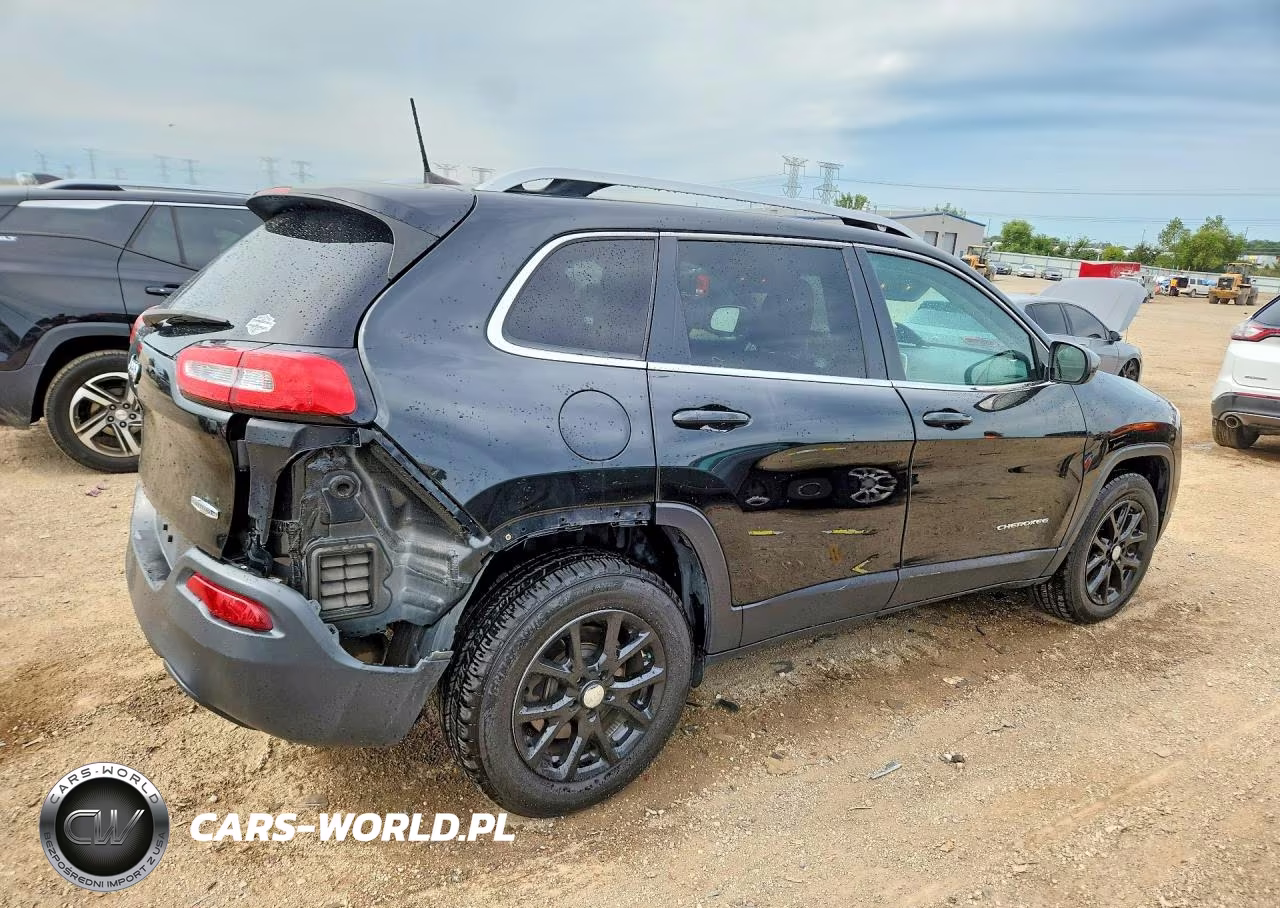 2016 Jeep Cherokee Latitude VIN:1C4PJMCS8GW338415 - 3