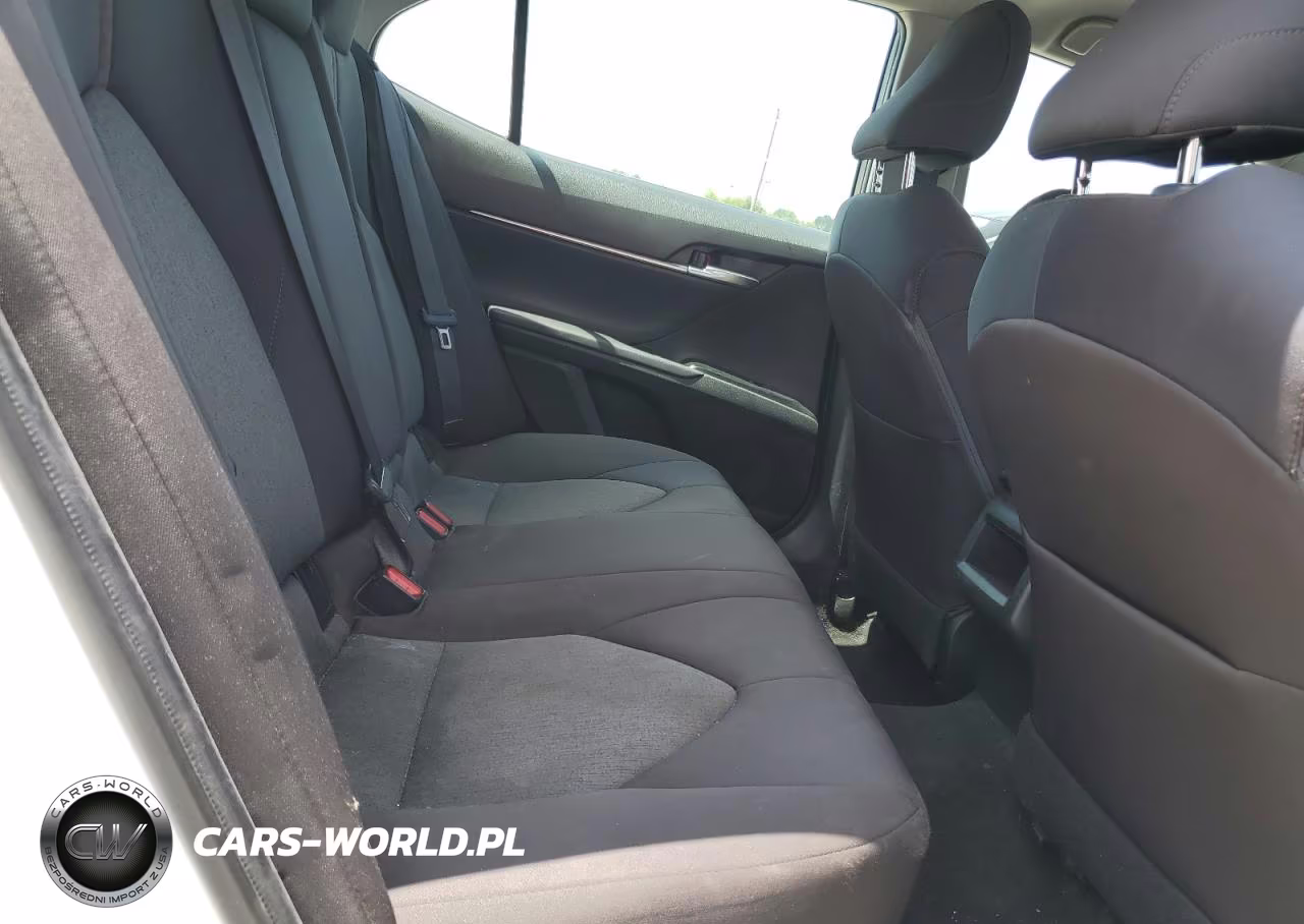 2018 Toyota Camry L VIN:4T1B11HK1JU115732 - 10