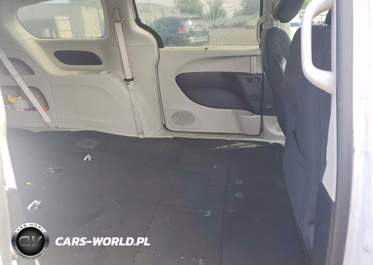 2018 Chrysler Pacifica Touring Plus VIN:2C4RC1FG2JR339388 - 11