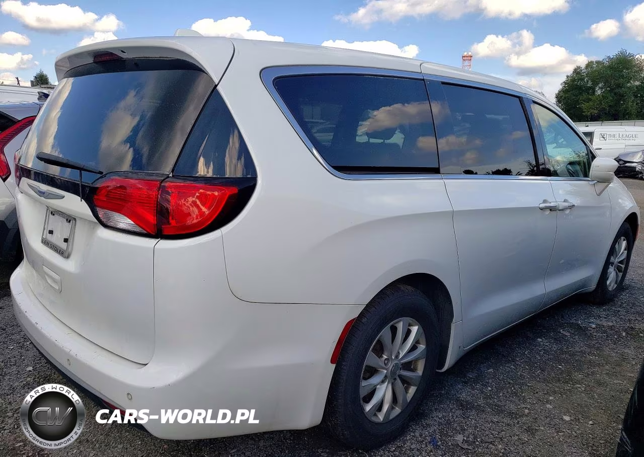 2018 Chrysler Pacifica Touring Plus VIN:2C4RC1FG2JR339388 - 3