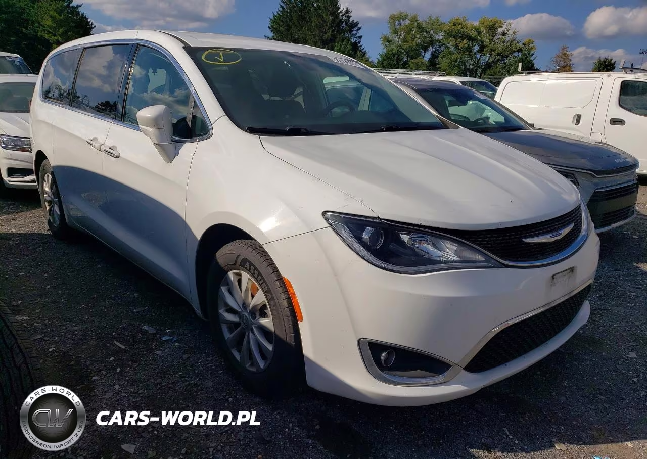 2018 Chrysler Pacifica Touring Plus VIN:2C4RC1FG2JR339388 - 4