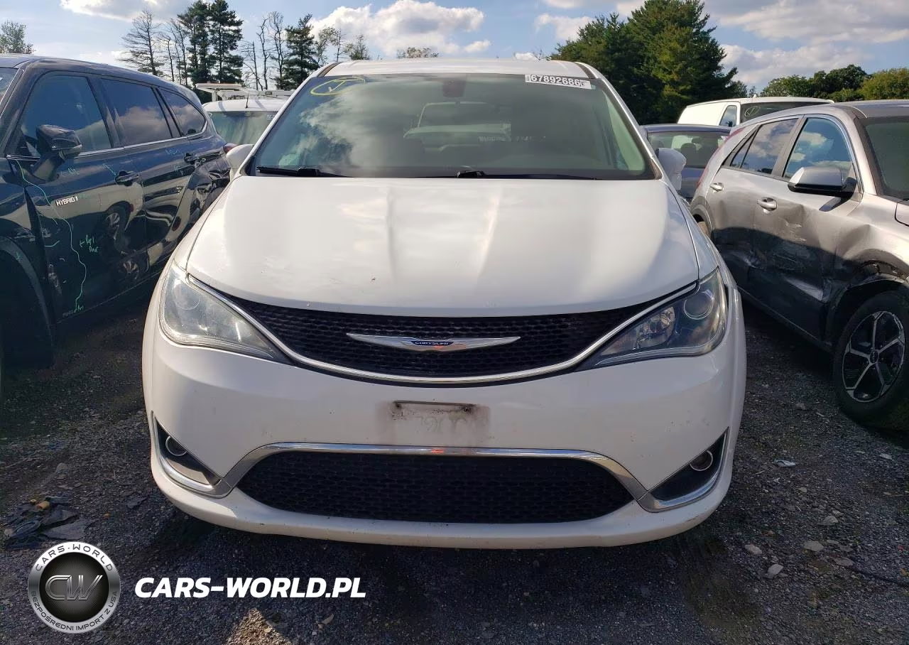2018 Chrysler Pacifica Touring Plus VIN:2C4RC1FG2JR339388 - 5