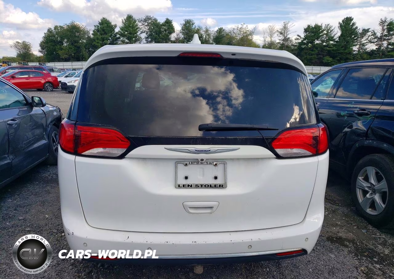 2018 Chrysler Pacifica Touring Plus VIN:2C4RC1FG2JR339388 - 6