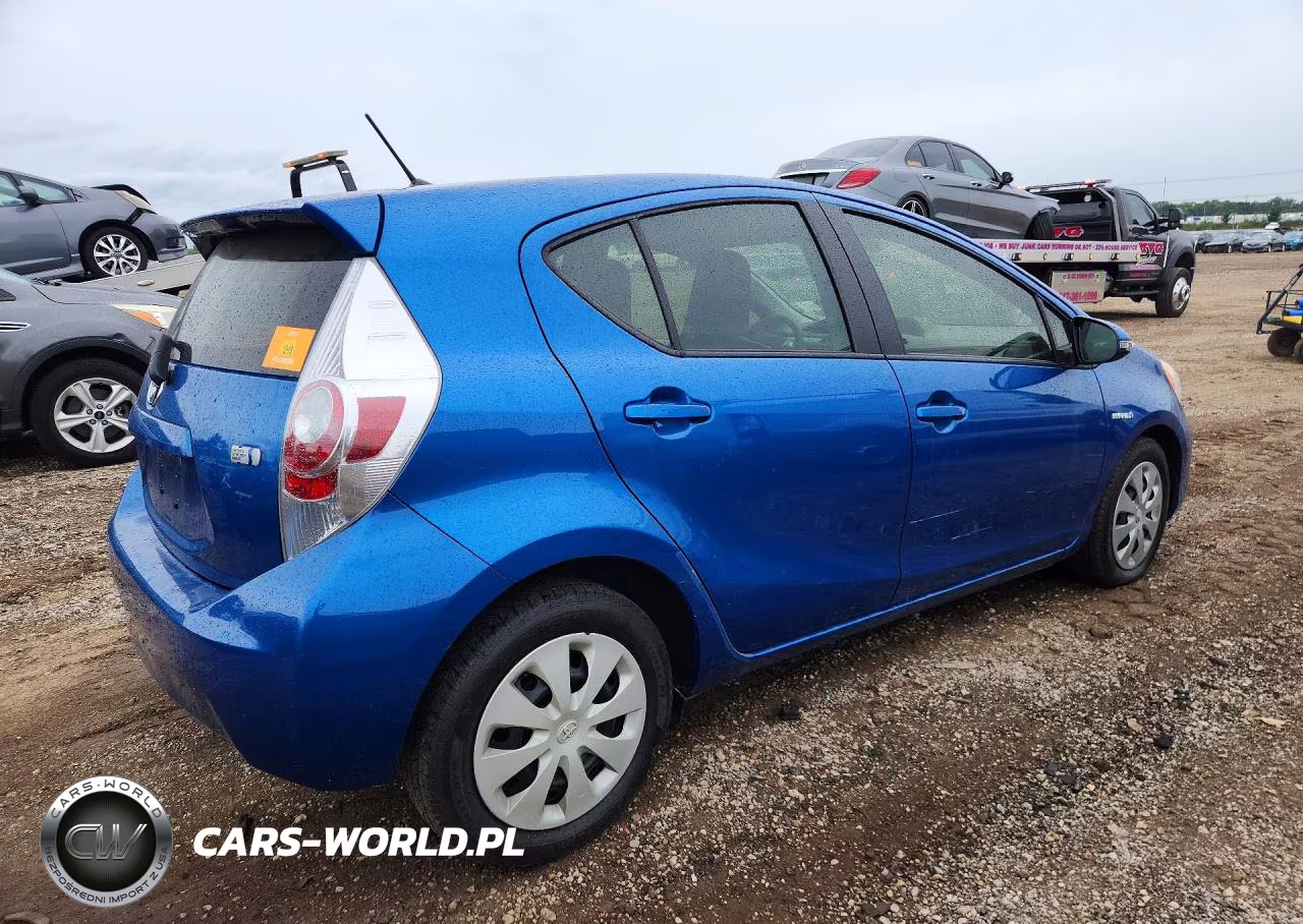 2014 Toyota Prius C One VIN:JTDKDTB38E1075990 - 3
