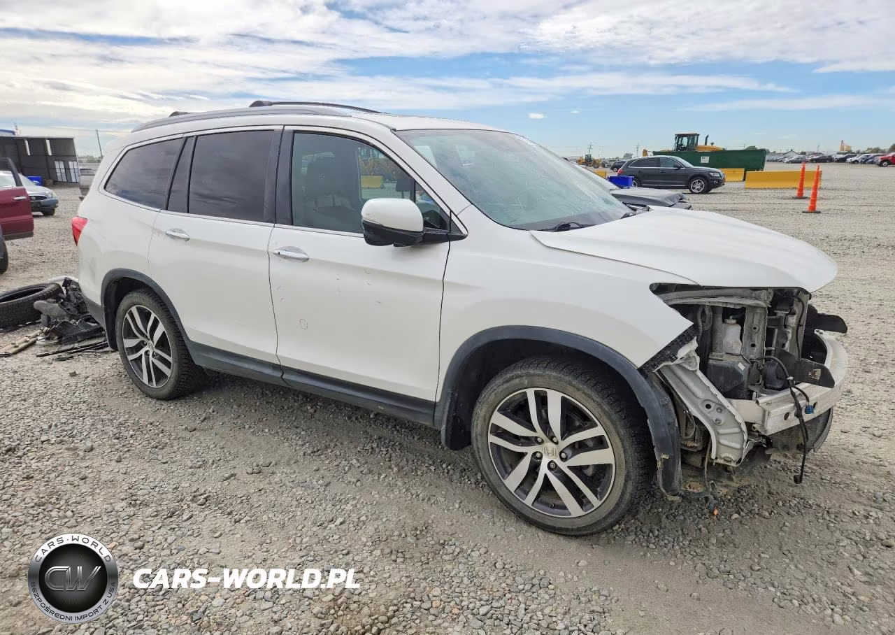 2018 Honda Pilot Touring VIN:5FNYF5H99JB017691 - 4