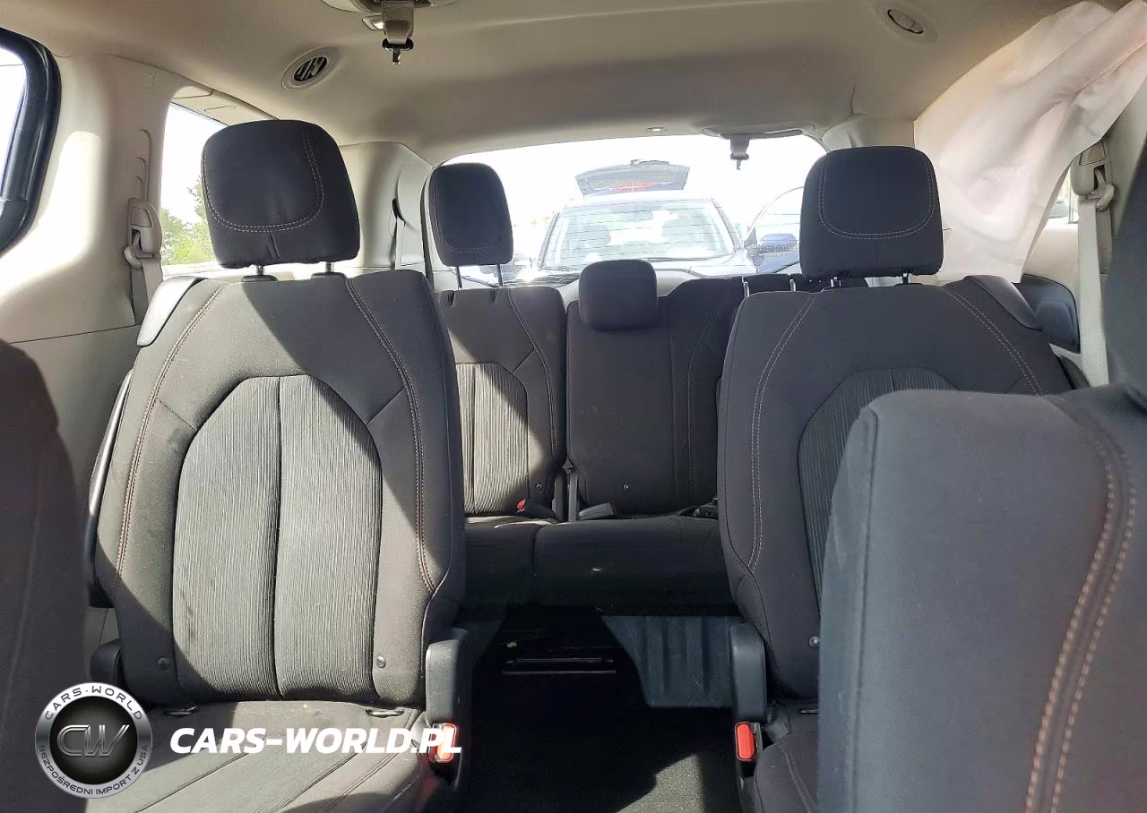 2019 Chrysler Pacifica Touring Plus VIN:2C4RC1FG3KR667498 - 10