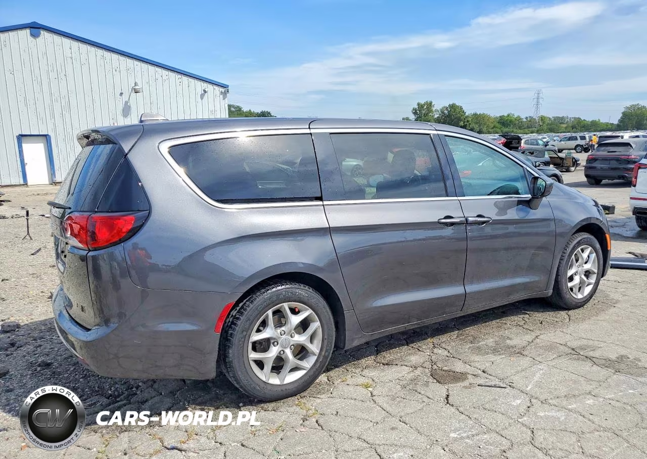 2019 Chrysler Pacifica Touring Plus VIN:2C4RC1FG3KR667498 - 3