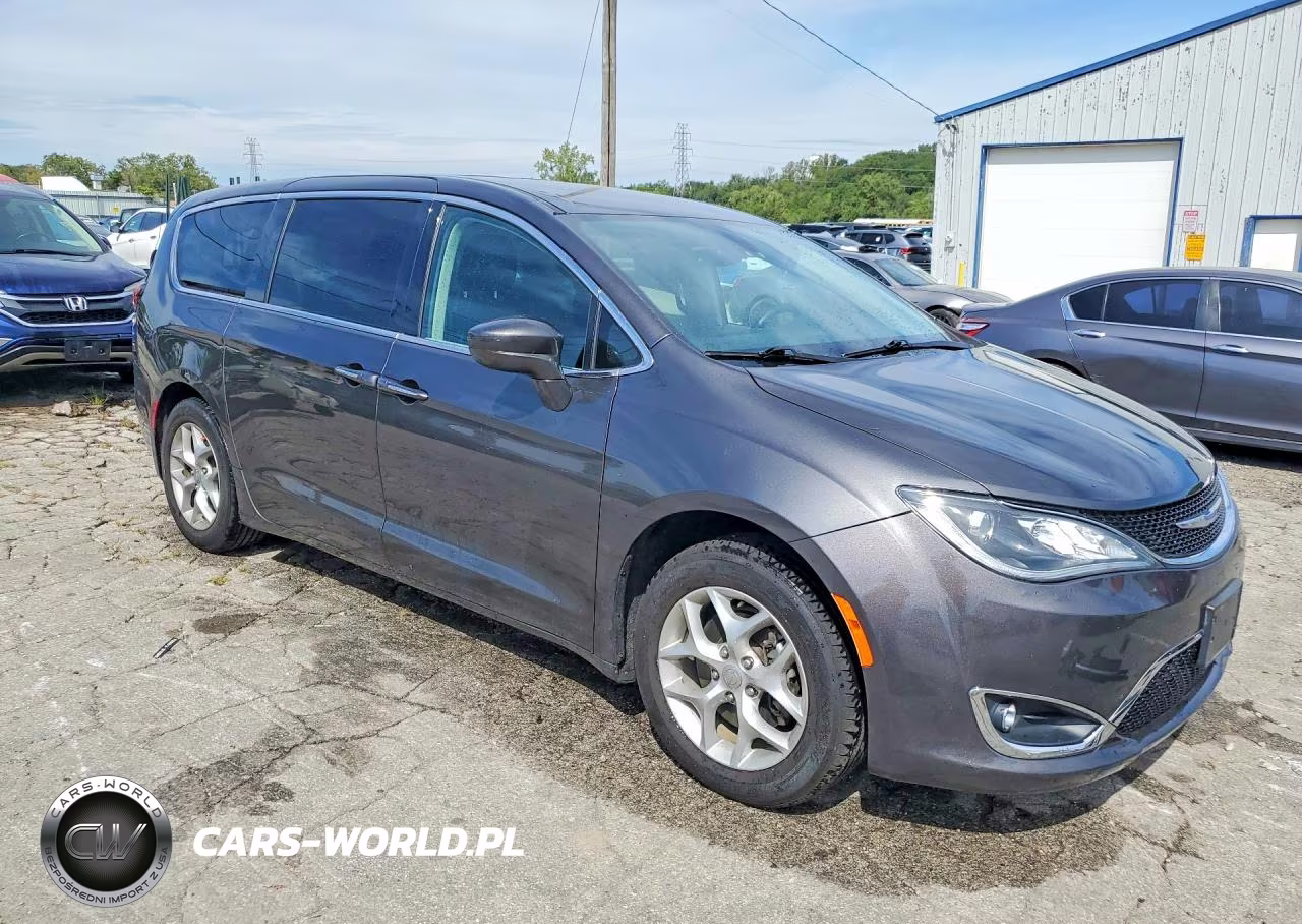 2019 Chrysler Pacifica Touring Plus VIN:2C4RC1FG3KR667498 - 4