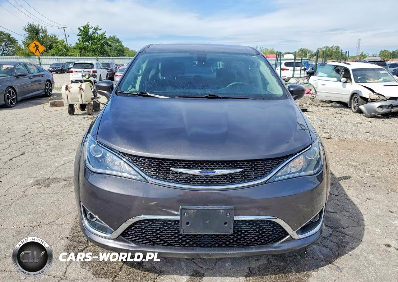 2019 Chrysler Pacifica Touring Plus VIN:2C4RC1FG3KR667498 - 5