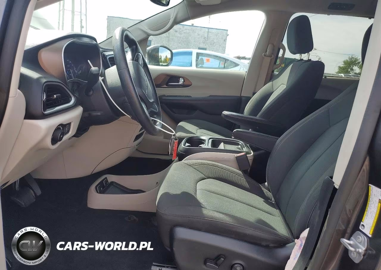 2019 Chrysler Pacifica Touring Plus VIN:2C4RC1FG3KR667498 - 7