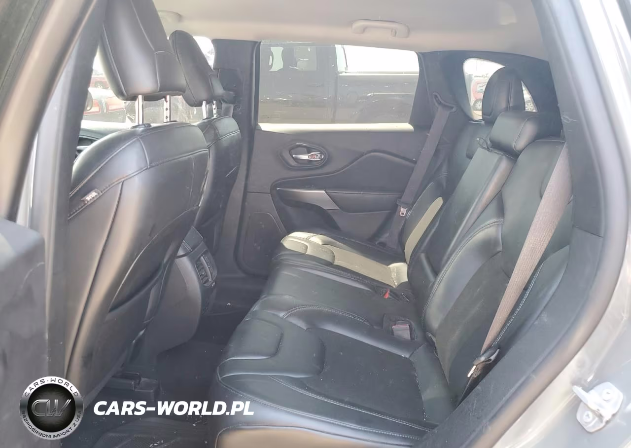 2020 Jeep Cherokee Latitude Plus VIN:1C4PJMLB1LD573437 - 10