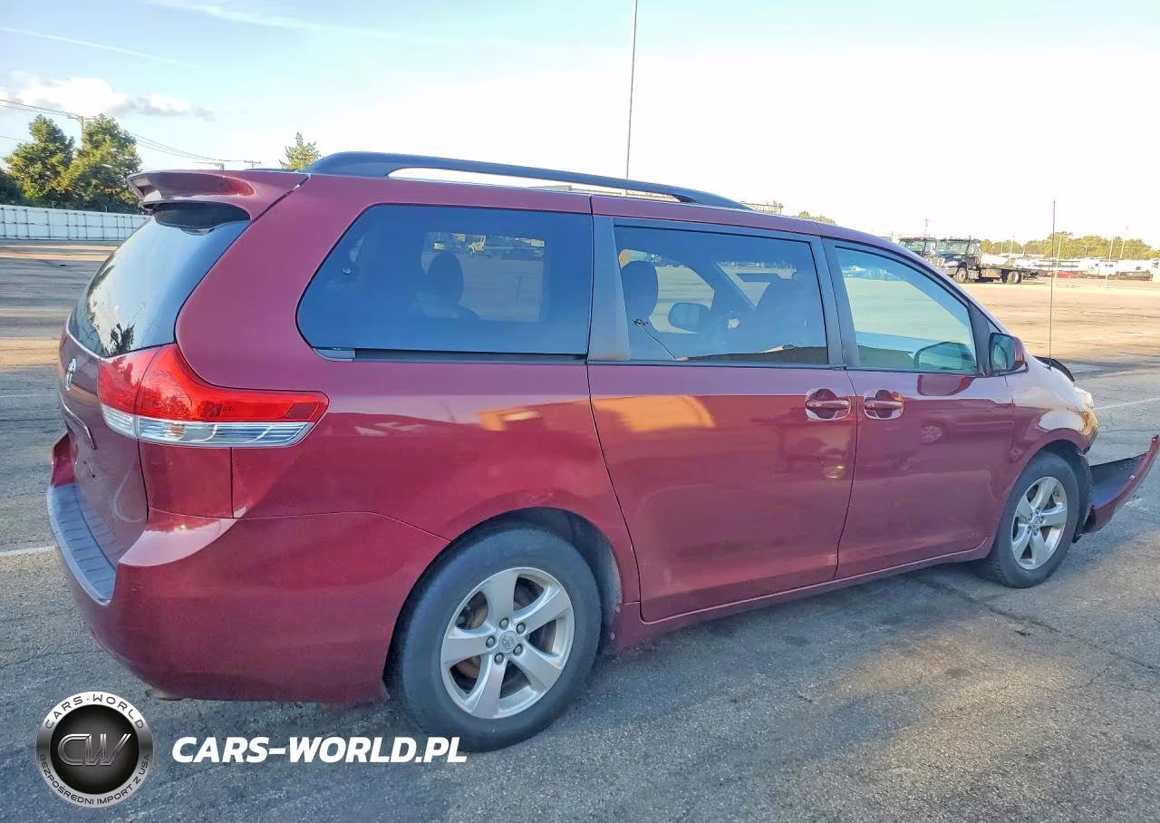 2014 Toyota Sienna Le VIN:5TDKK3DC3ES415388 - 3