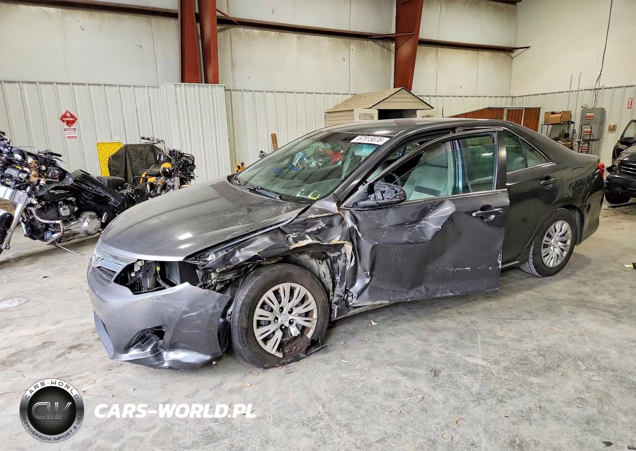 2013 Toyota Camry Le – zdjęcie 1 z 13