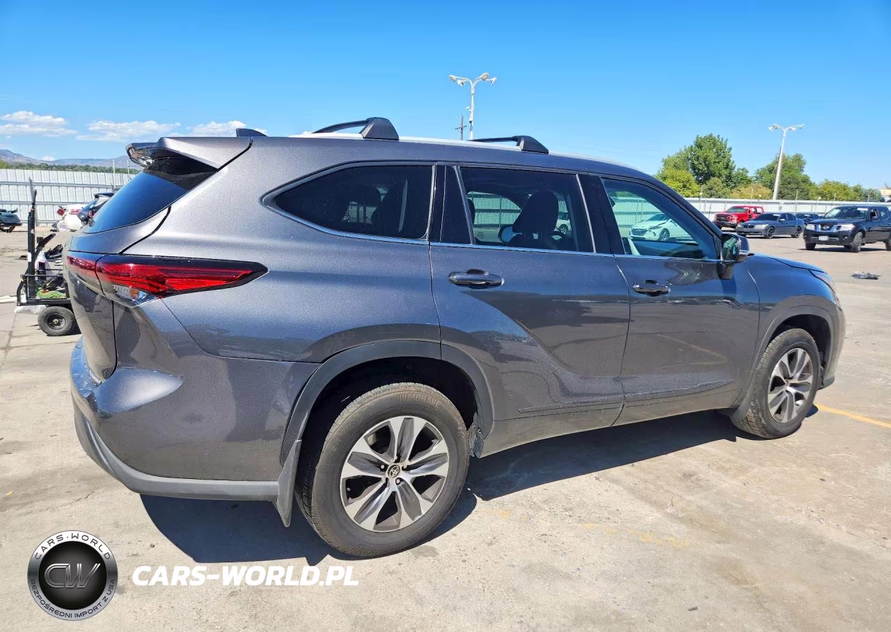 2022 Toyota Highlander Xle VIN:5TDHZRBH6NS589124 - 3