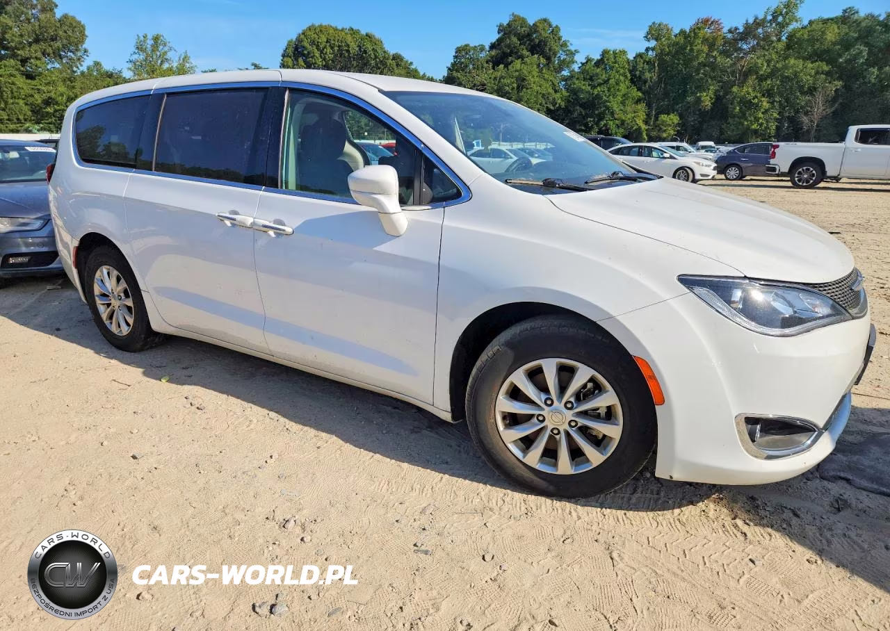 2019 Chrysler Pacifica Touring Plus VIN:2C4RC1FG4KR506948 - 4