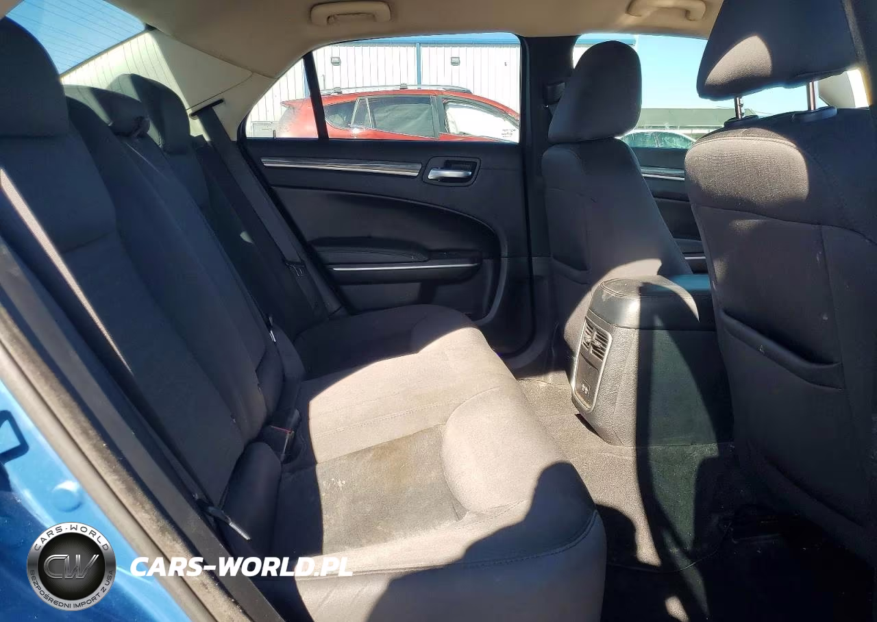 2021 Chrysler 300 Touring VIN:2C3CCAAG6MH595965 - 10