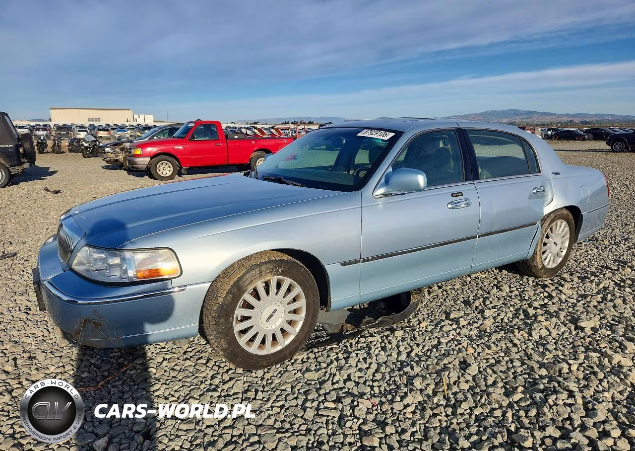 2005 Lincoln Town Car Signature Limited