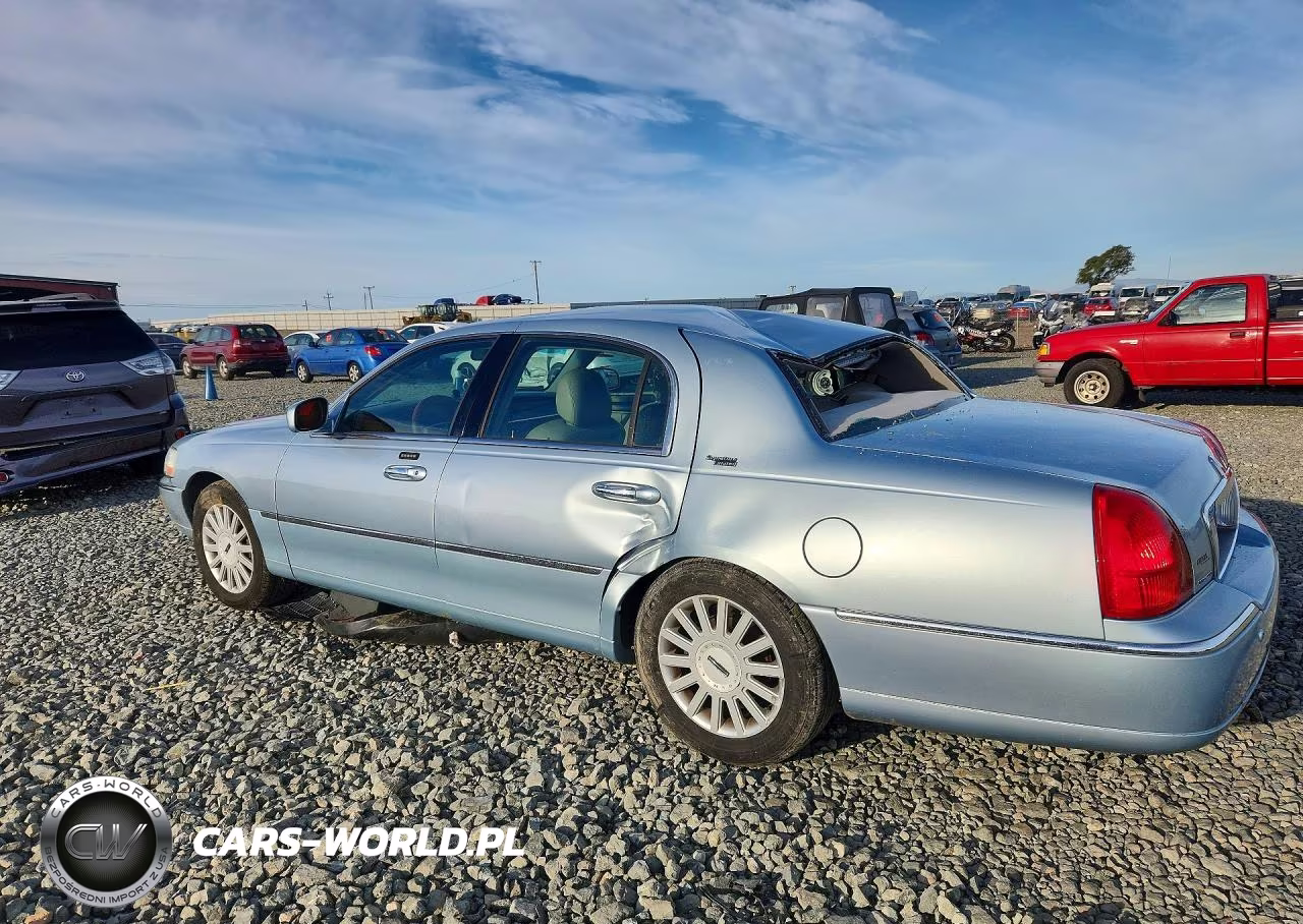 2005 Lincoln Town Car Signature Limited VIN:1LNHM82W05Y657666 - 2