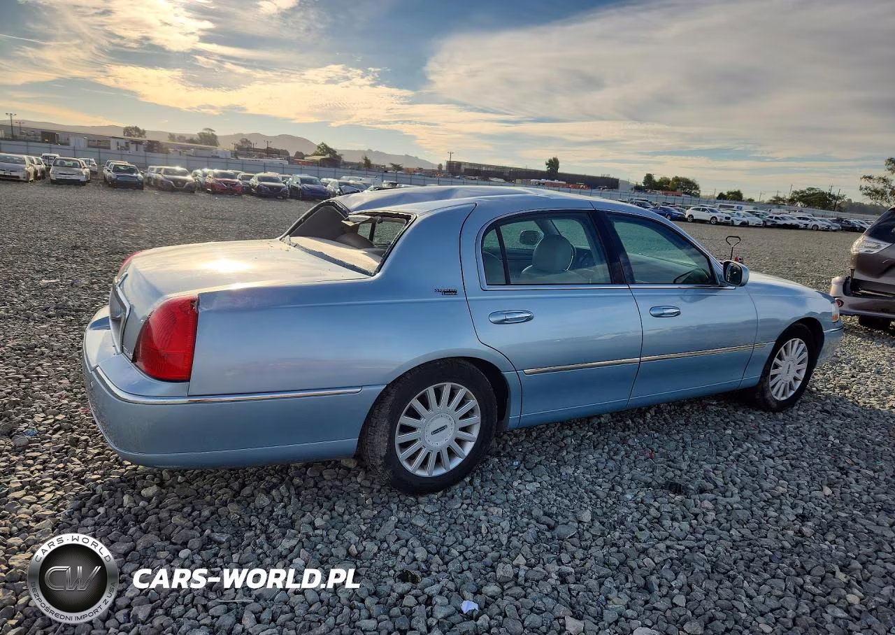 2005 Lincoln Town Car Signature Limited VIN:1LNHM82W05Y657666 - 3