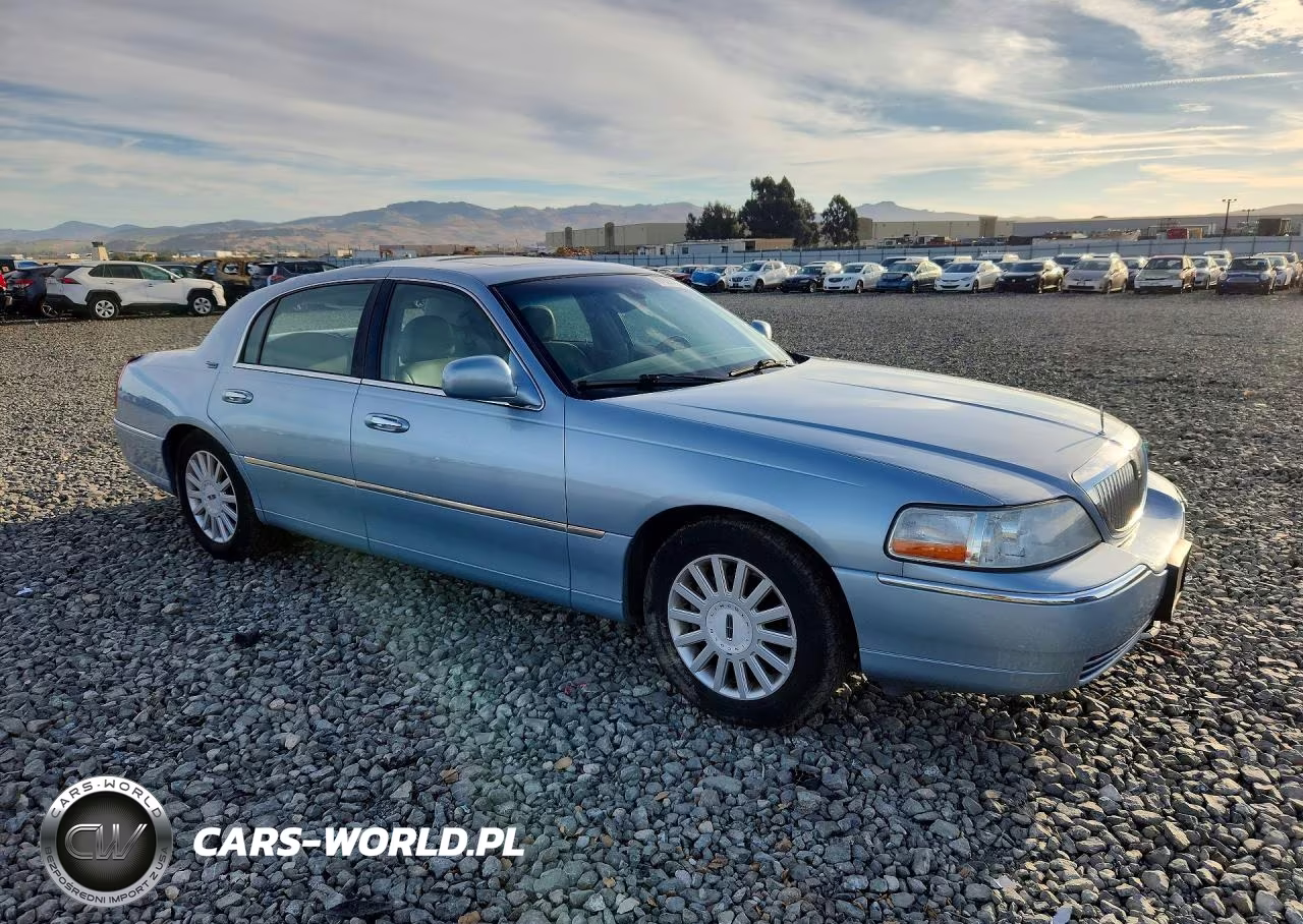 2005 Lincoln Town Car Signature Limited VIN:1LNHM82W05Y657666 - 4
