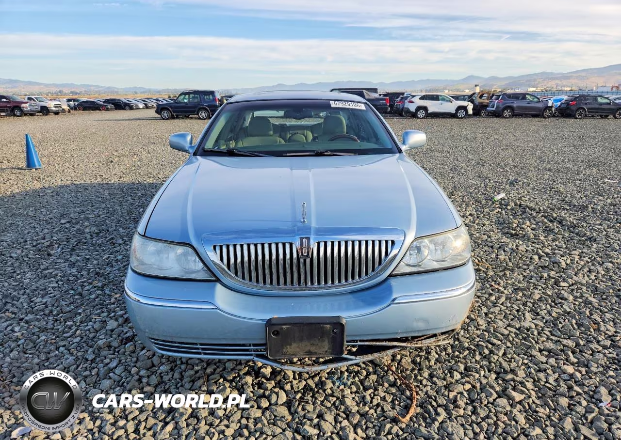 2005 Lincoln Town Car Signature Limited VIN:1LNHM82W05Y657666 - 5