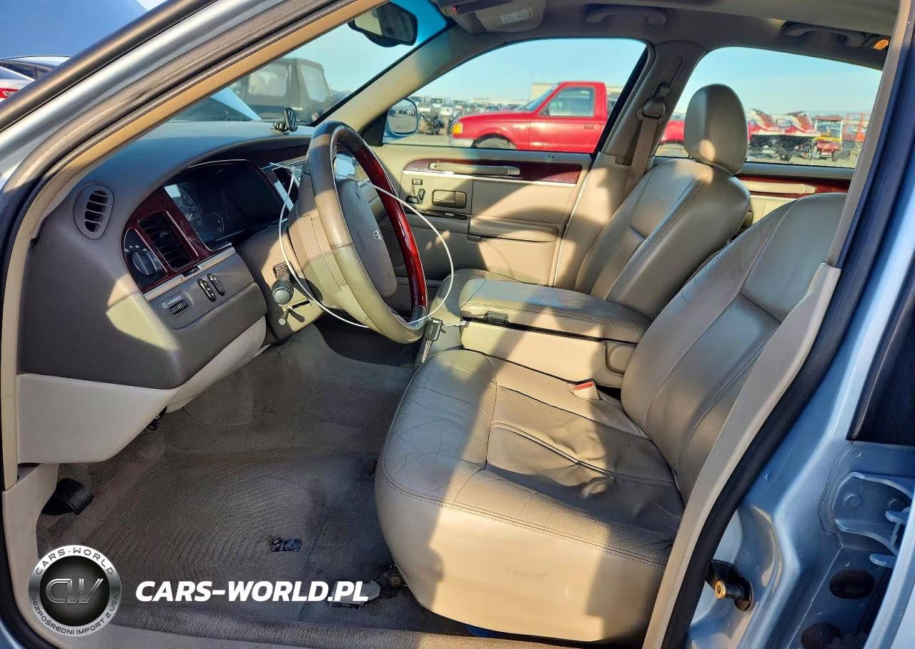 2005 Lincoln Town Car Signature Limited VIN:1LNHM82W05Y657666 - 7