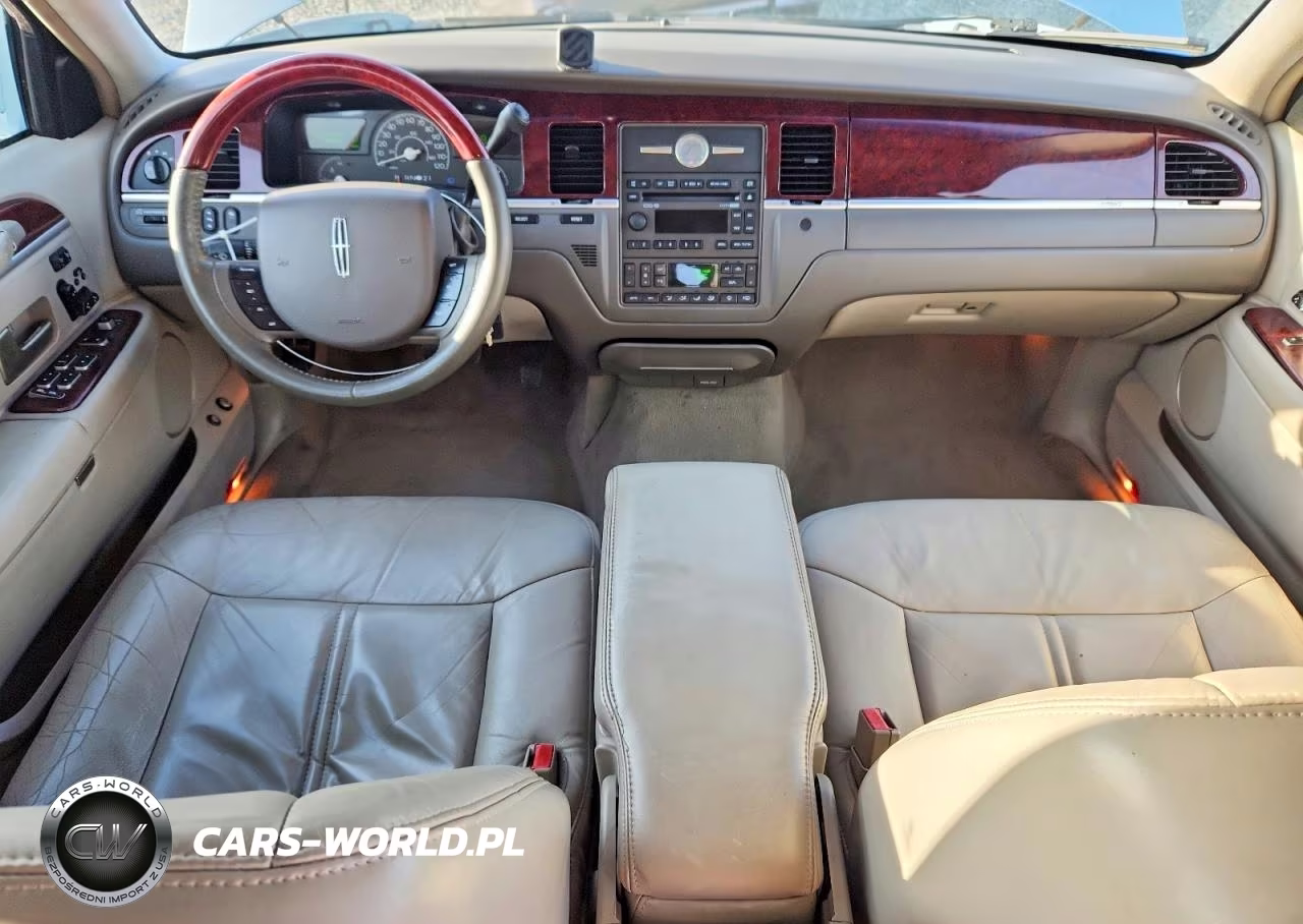 2005 Lincoln Town Car Signature Limited VIN:1LNHM82W05Y657666 - 8
