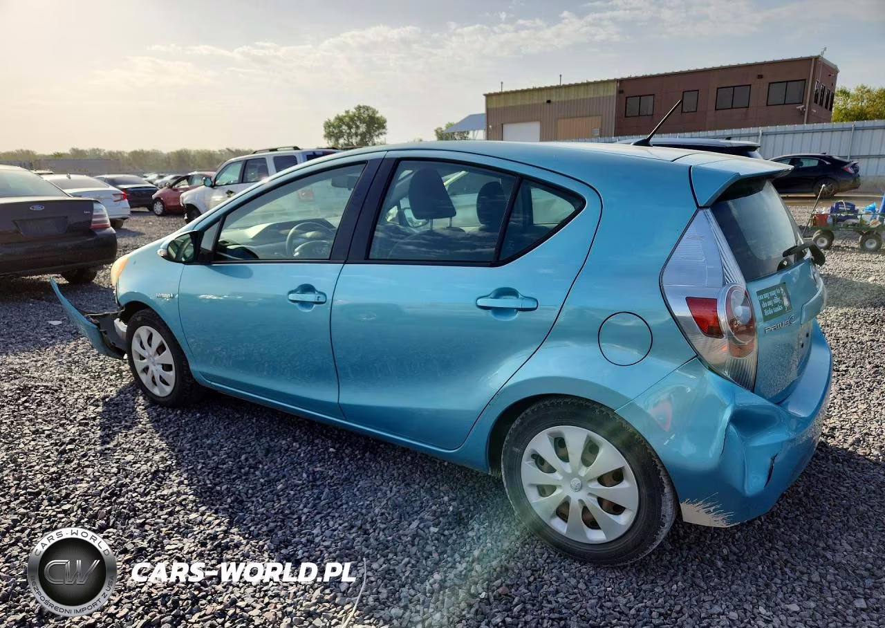 2013 Toyota Prius C Two VIN:JTDKDTB3XD1040074 - 2