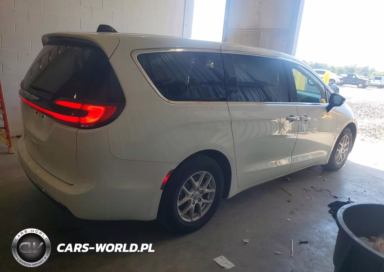 2025 Chrysler Pacifica Select VIN:2C4RC1BG1SR540903 - 3