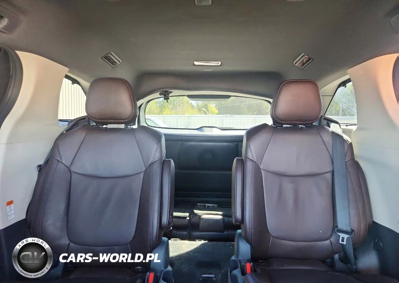 2024 Toyota Sienna Platinum 7-Passenger VIN:5TDERKEC3RS187402 - 10