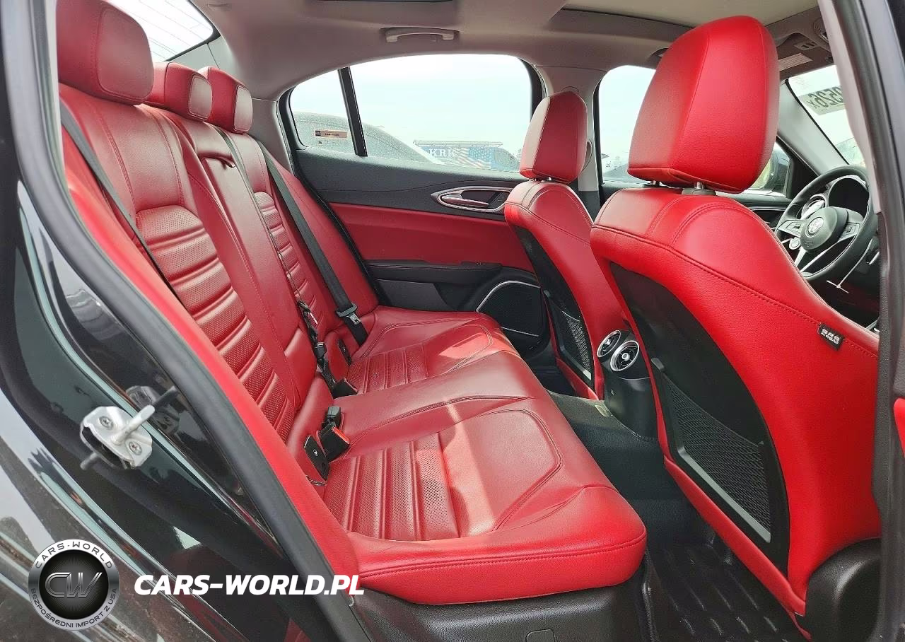 2018 Alfa Romeo Giulia Ti Q4 VIN:ZARFAEEN9J7567038 - 10