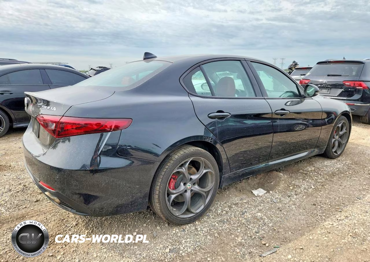 2018 Alfa Romeo Giulia Ti Q4 VIN:ZARFAEEN9J7567038 - 3